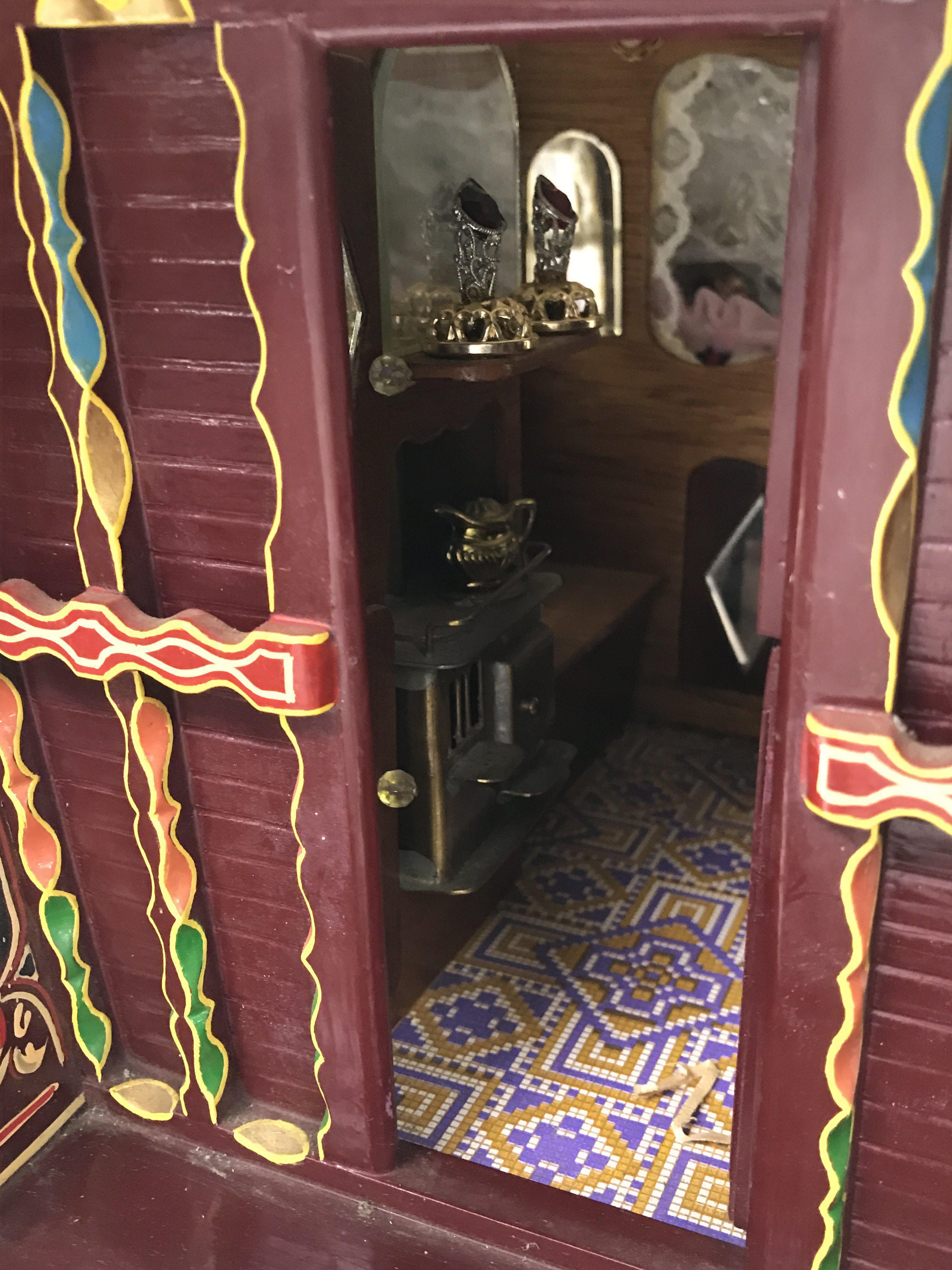 A well detailed model of gypsy caravan hand painted with fitted interior. - Image 2 of 4