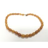 An amber necklace, approx 25g.