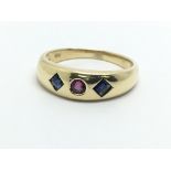 An 18ct gold ruby and sapphire ring, approx 3.5g a