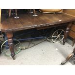 An Edwardian wind out extending dining table with