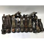 12 good wood planes including Stanley, Record etc