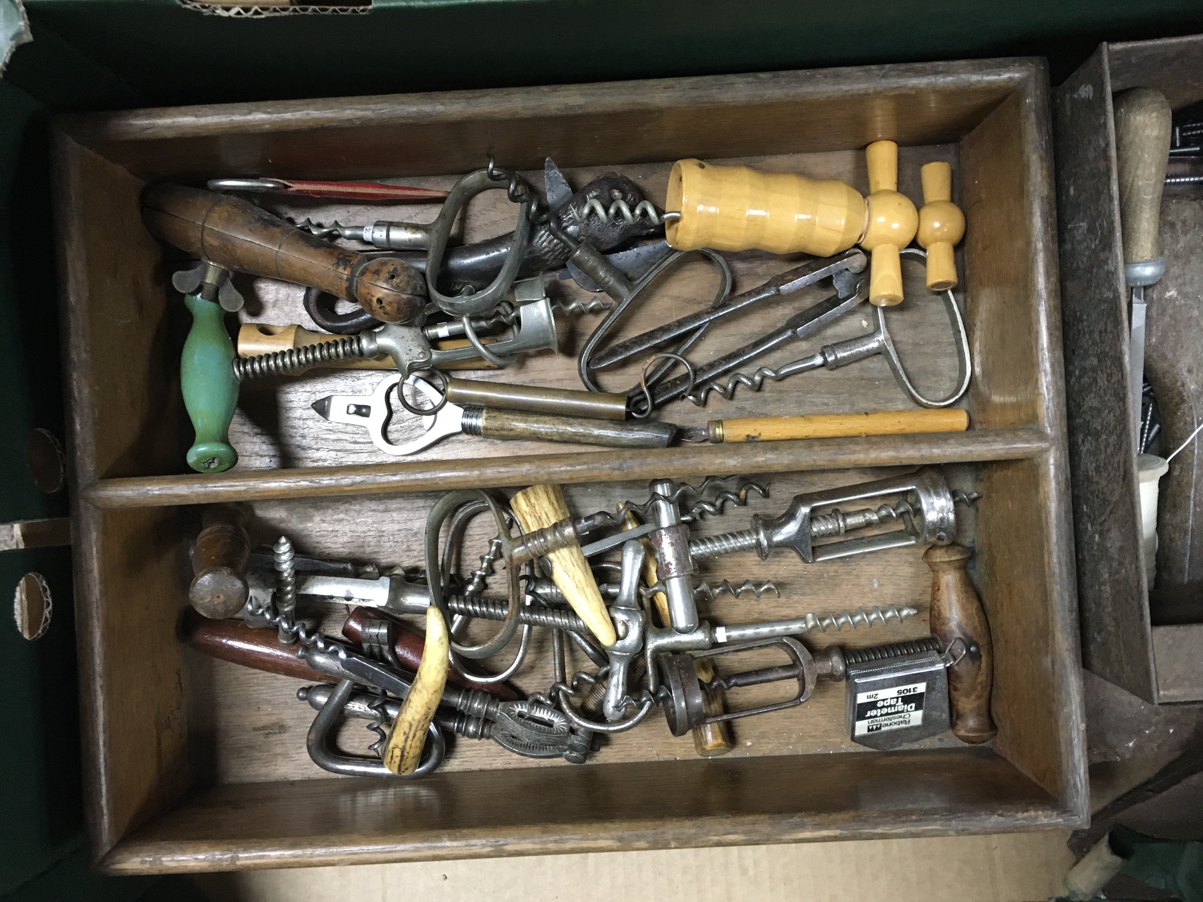 A collection of corkscrew various.