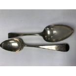 A pair of heavy Georgian hallmarked silver serving