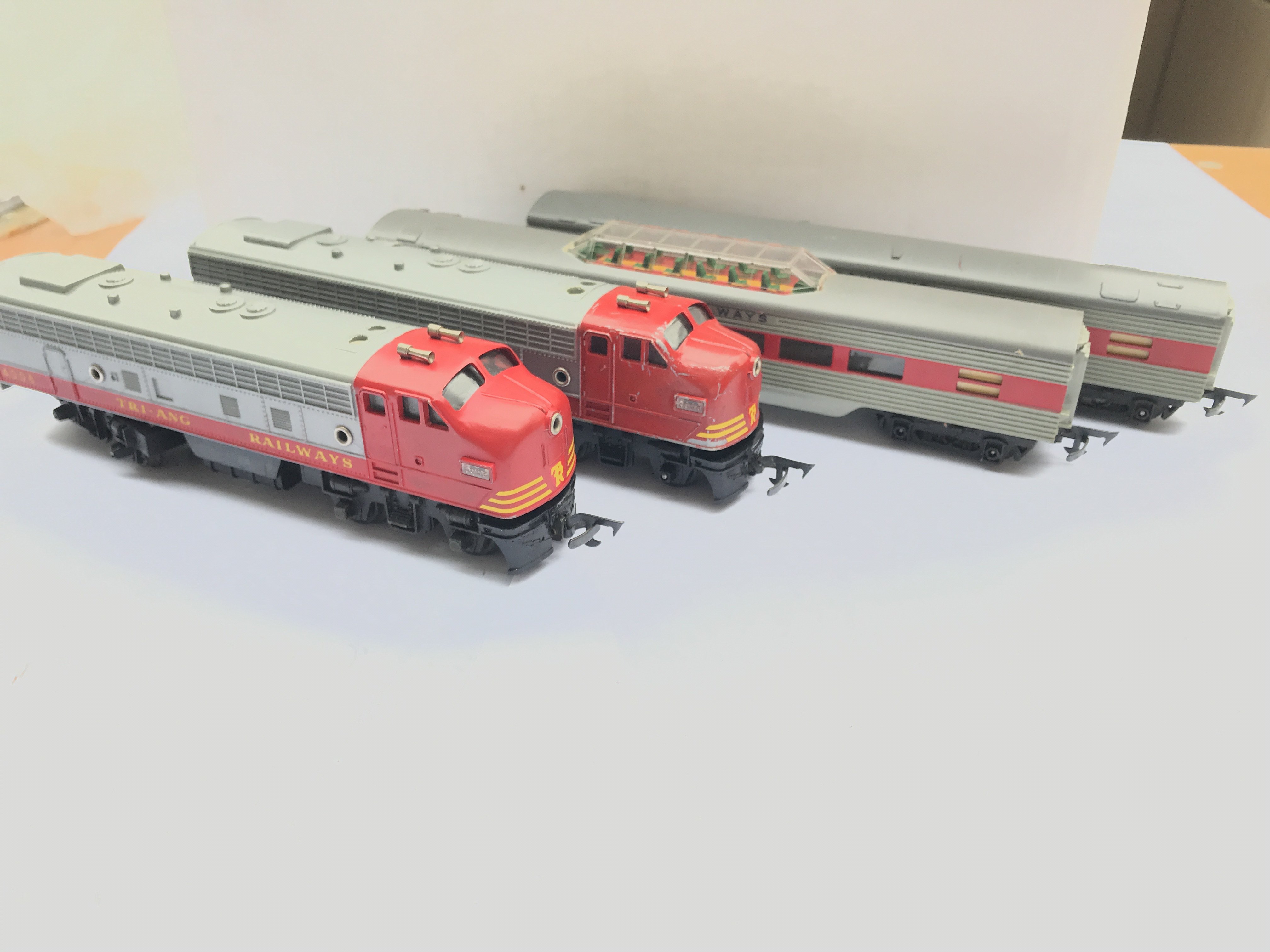 A Tri-ang '00' gauge electric loco 2 carriages and