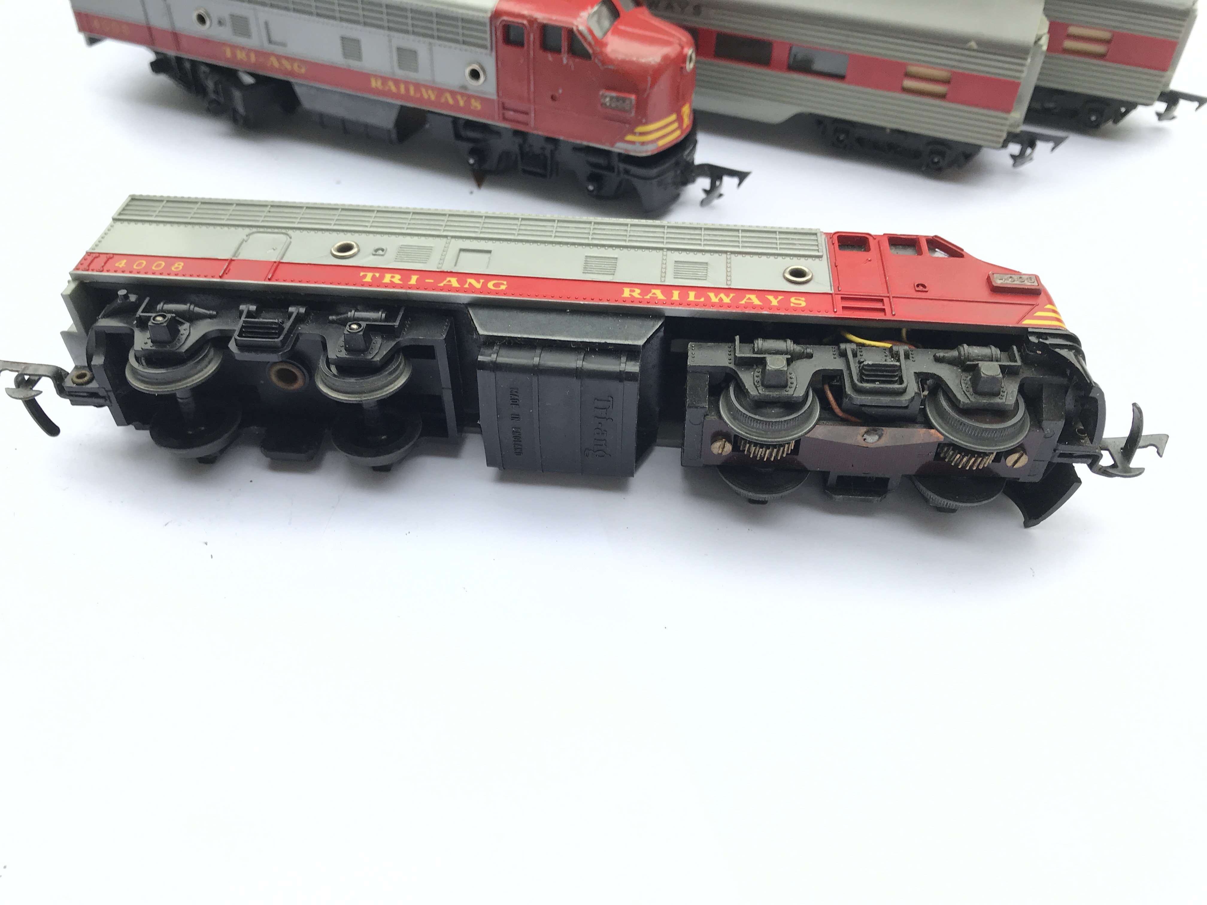 A Tri-ang '00' gauge electric loco 2 carriages and - Image 2 of 2