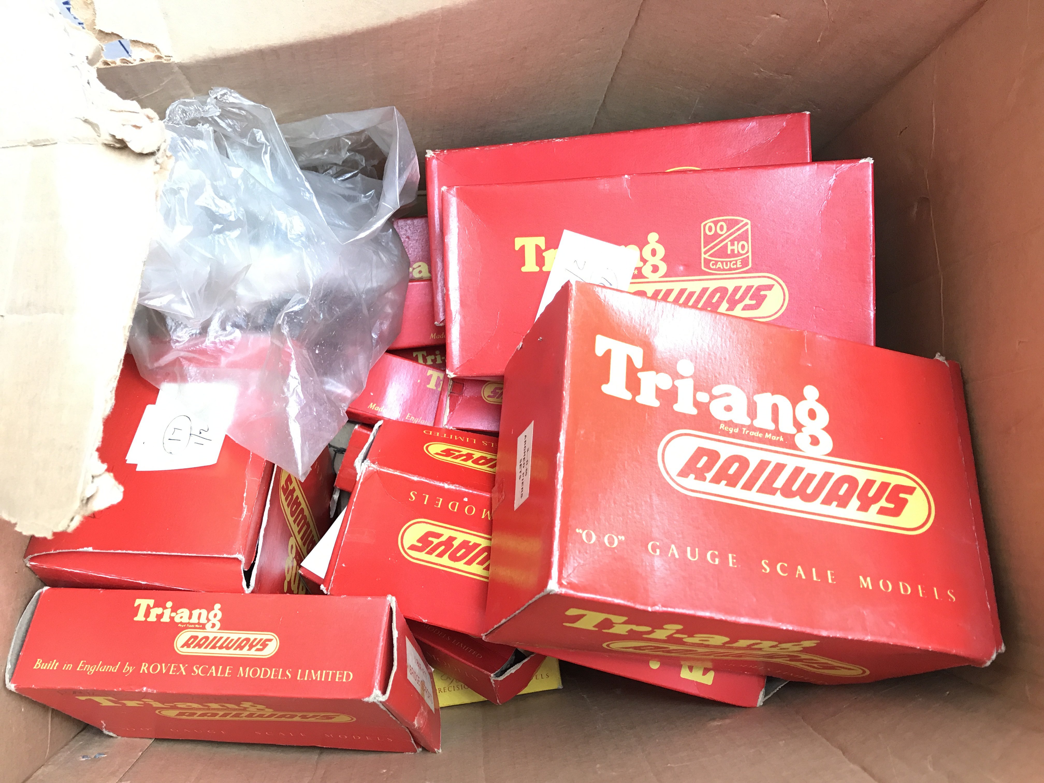 A box containing a collection of Trai-ang '00' gau