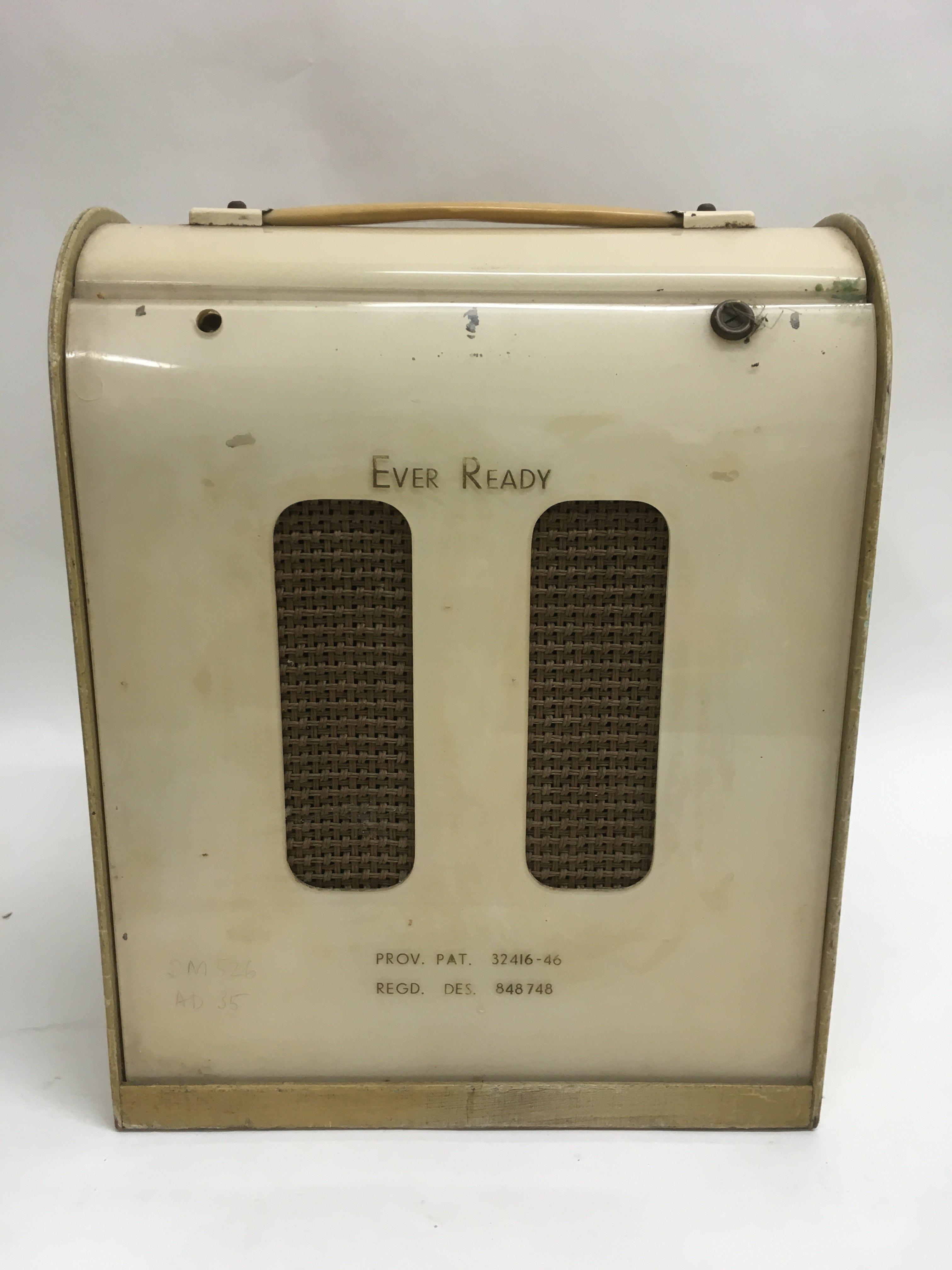 A vintage Ever Ready radio. - Image 3 of 3