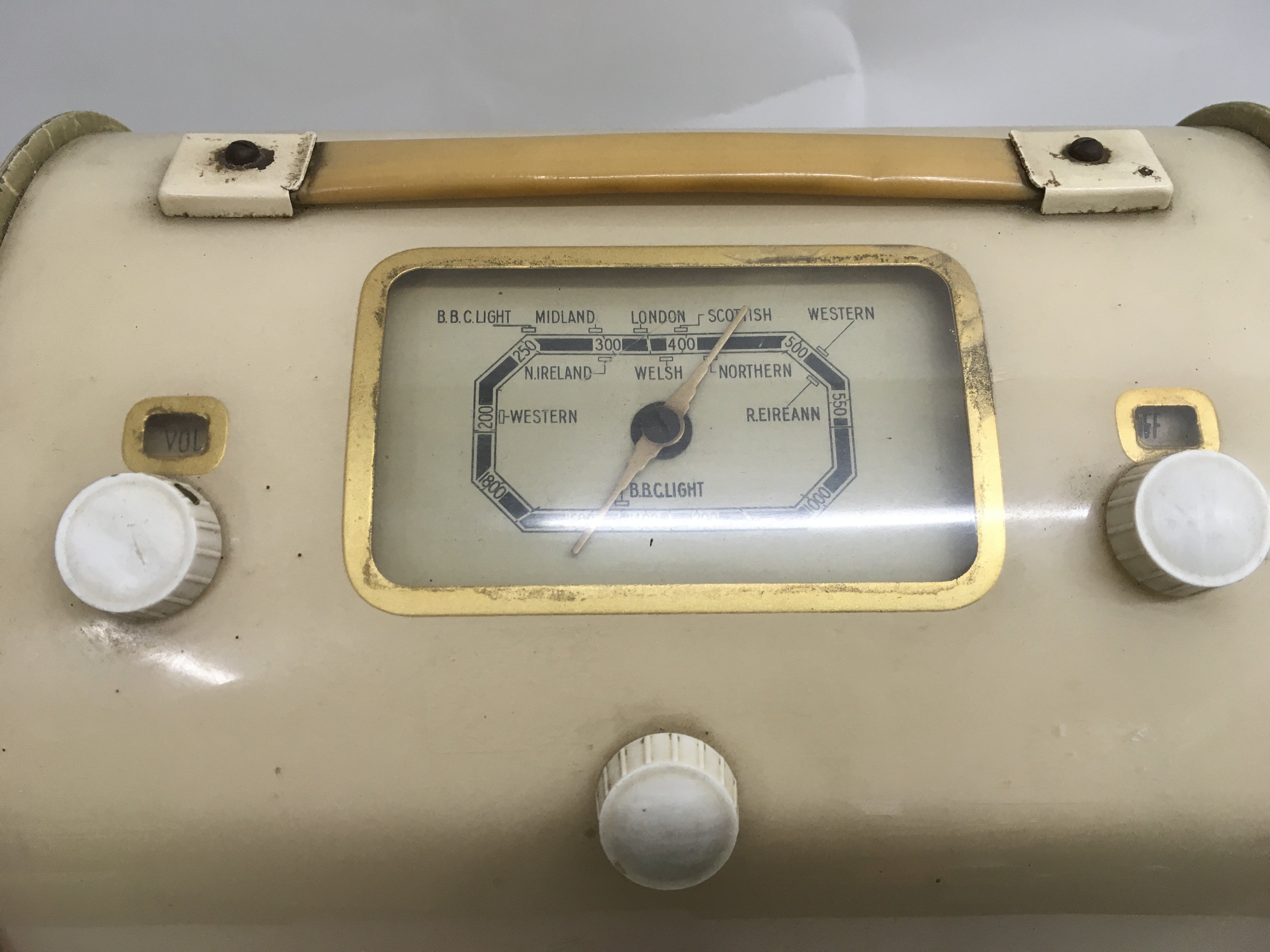 A vintage Ever Ready radio. - Image 2 of 3