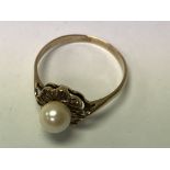 A 9ct gold and pearl ring, 2.5g, W.