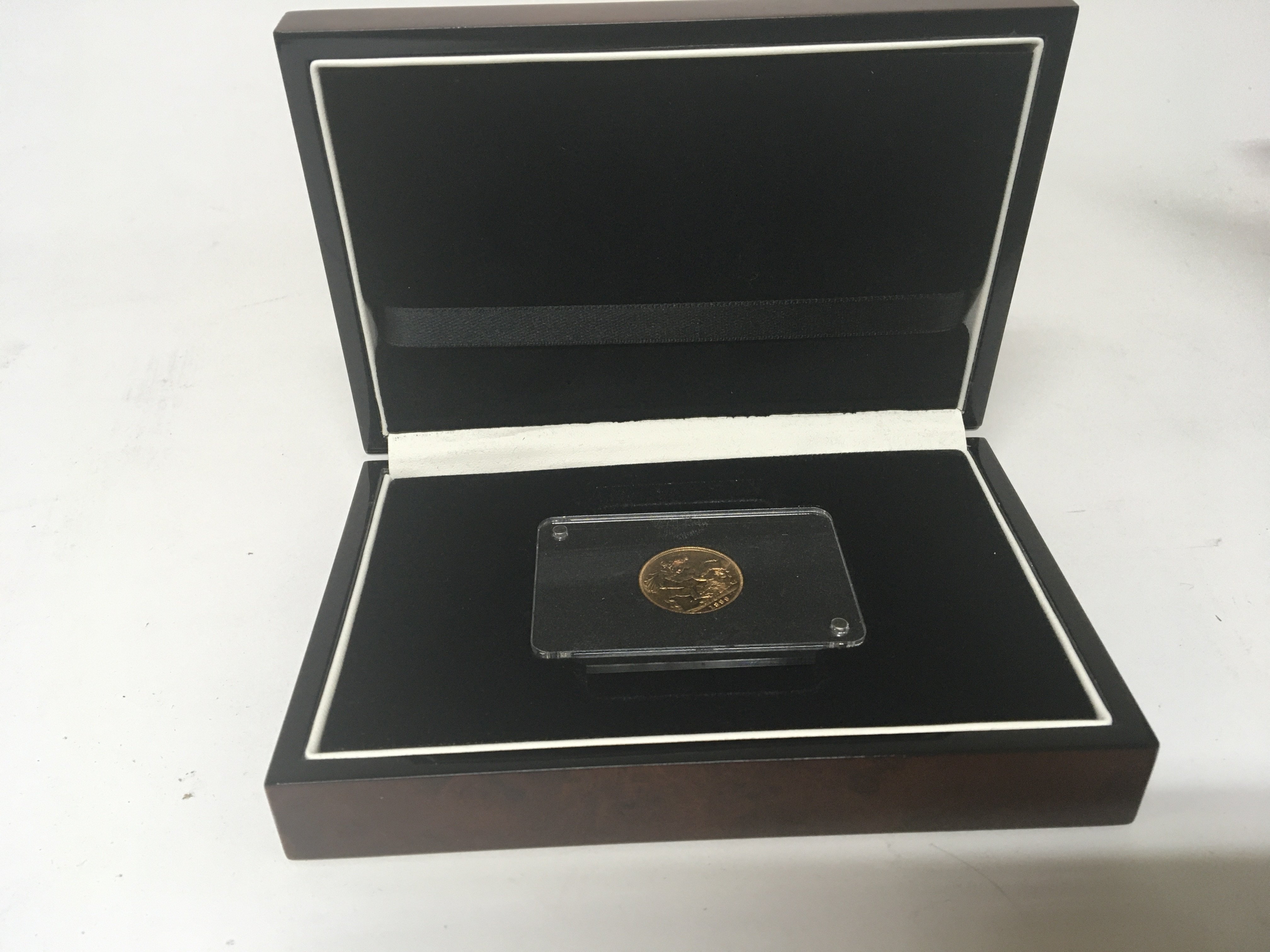 A gold full sovereign dated 1899 in a fitted case. - Image 2 of 2