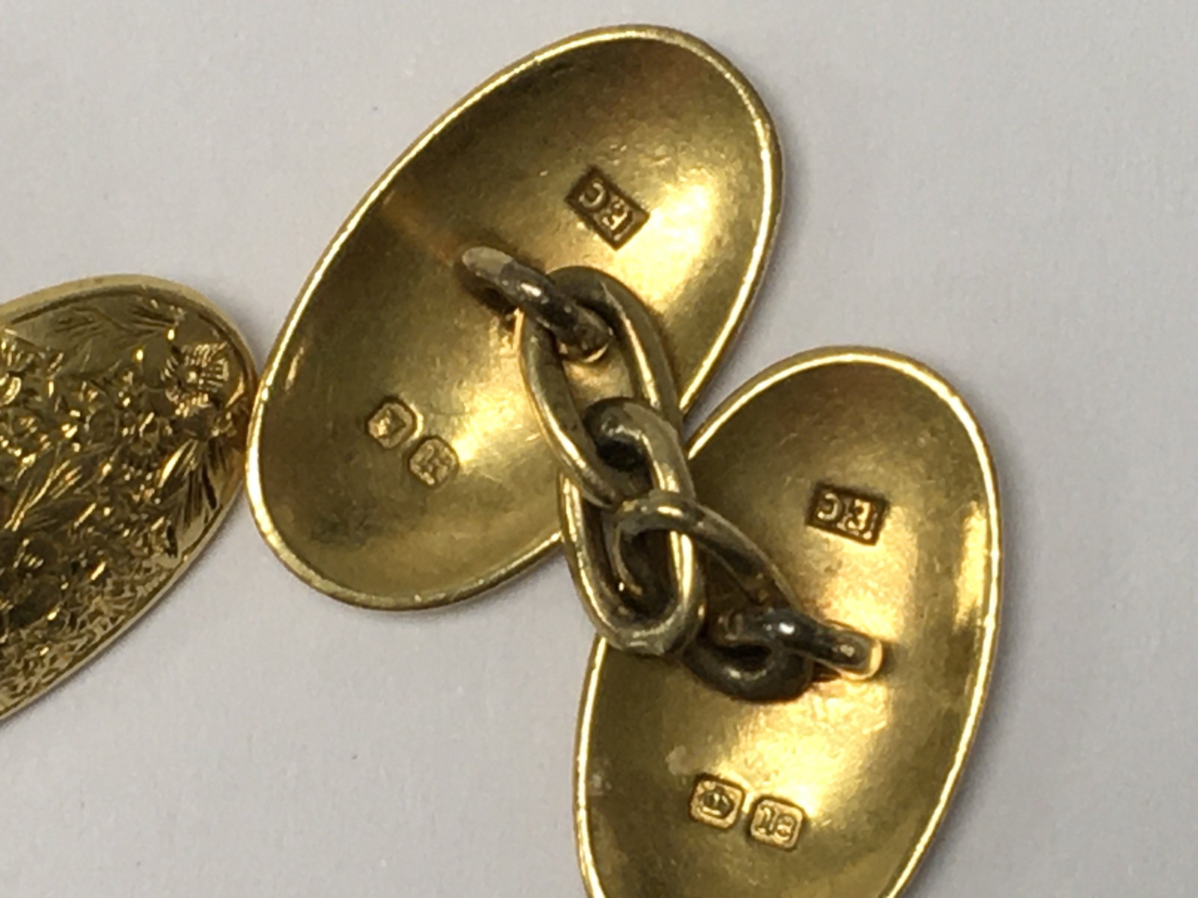 A pair of heavy 18ct gold cuff links with floral e - Image 2 of 2