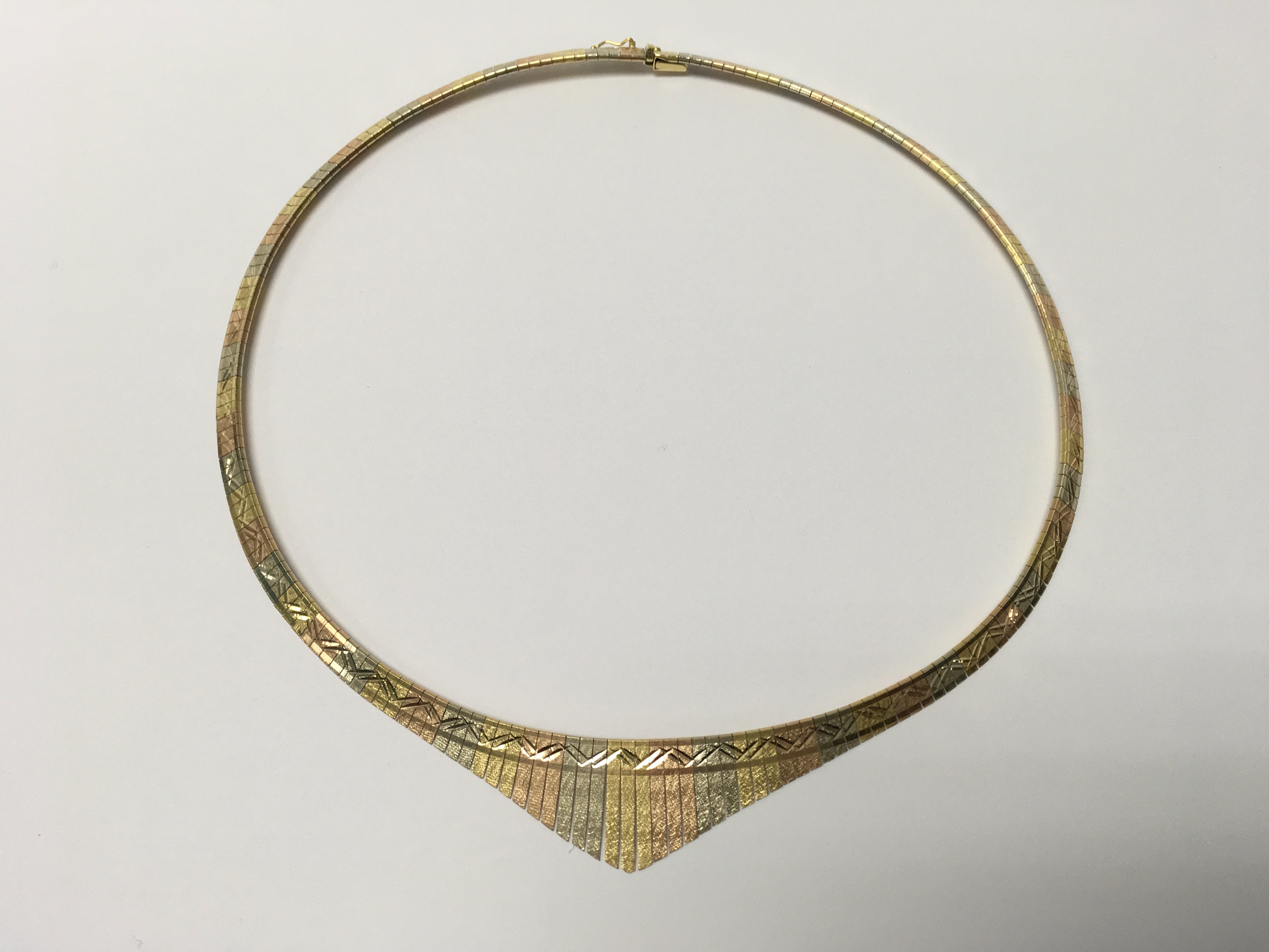 A heavy 18ct 3 colour gold choker necklace. (Appro