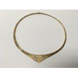 A heavy 18ct 3 colour gold choker necklace. (Appro