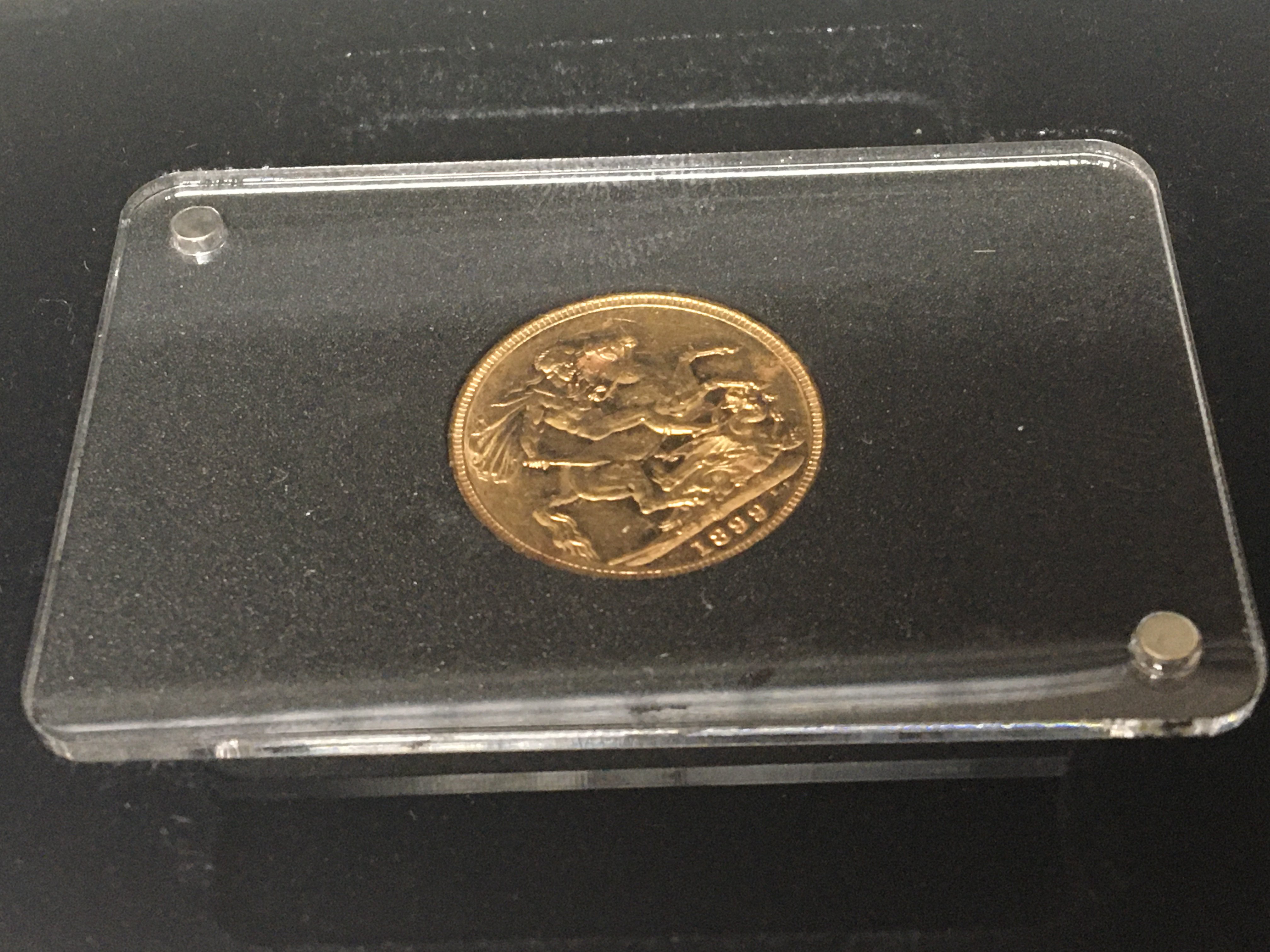 A gold full sovereign dated 1899 in a fitted case.