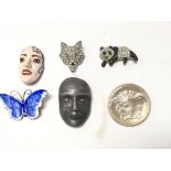 6 fashion brooches.