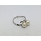 A 14ct white gold ring set with 2 pearls. Size S/t