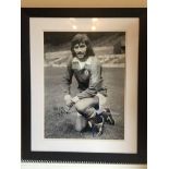 George Best Manchester United Signed Framed Photo: Large framed photograph of George Best in his