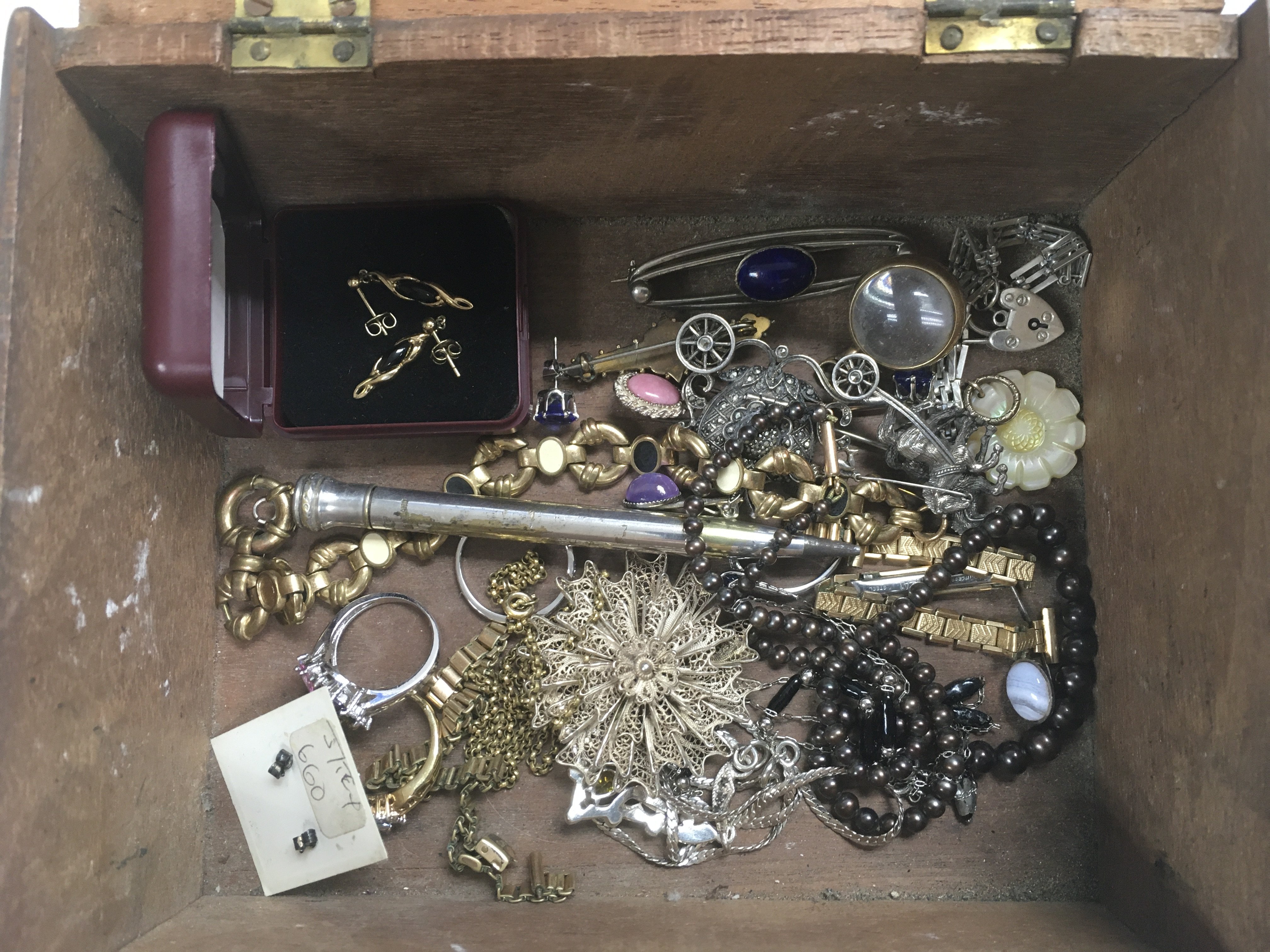 A box of silver and other jewellery.