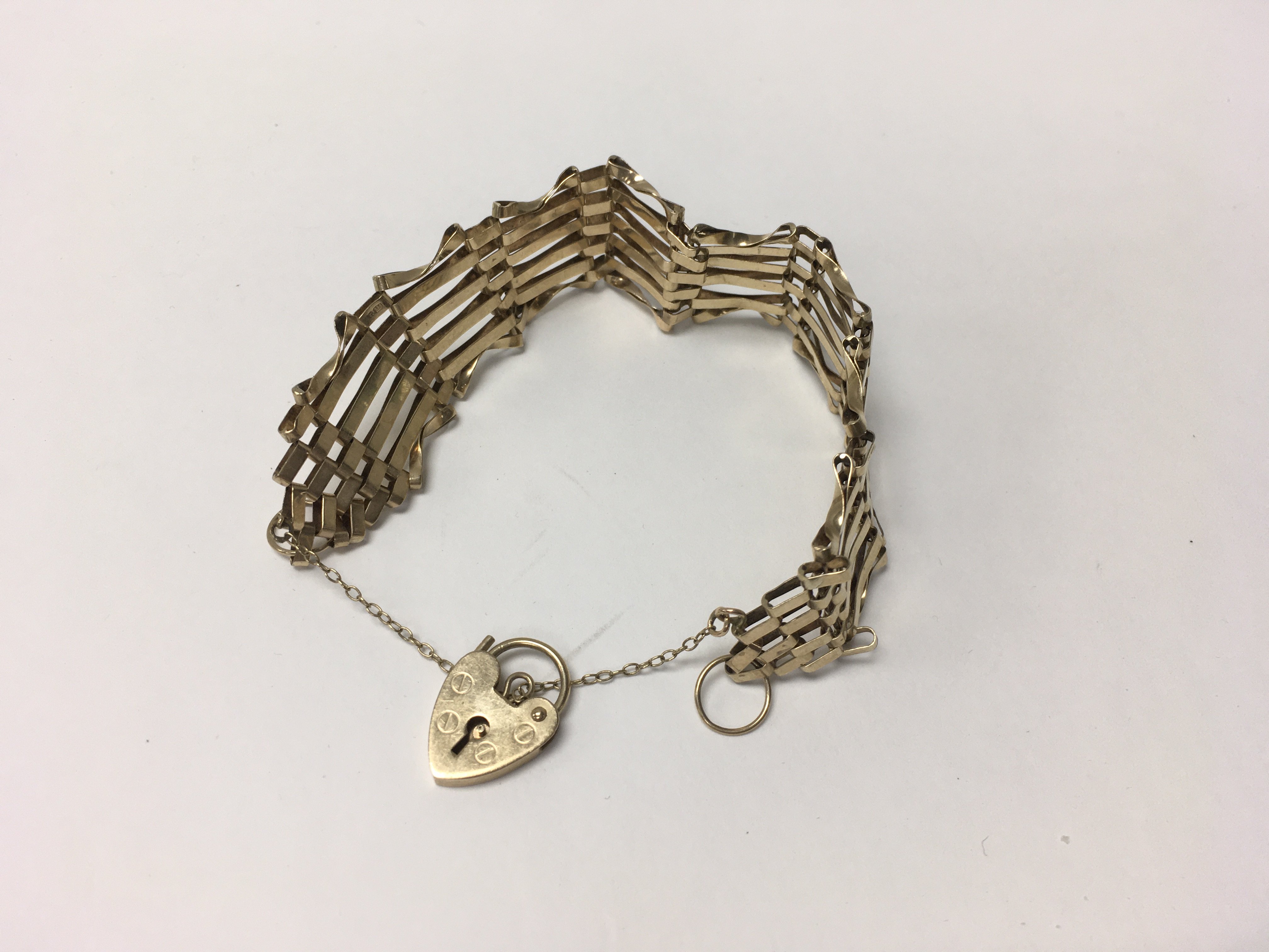 A 9 ct gold gate bracelet with heart clasp .13 gra