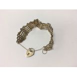 A 9 ct gold gate bracelet with heart clasp .13 gra