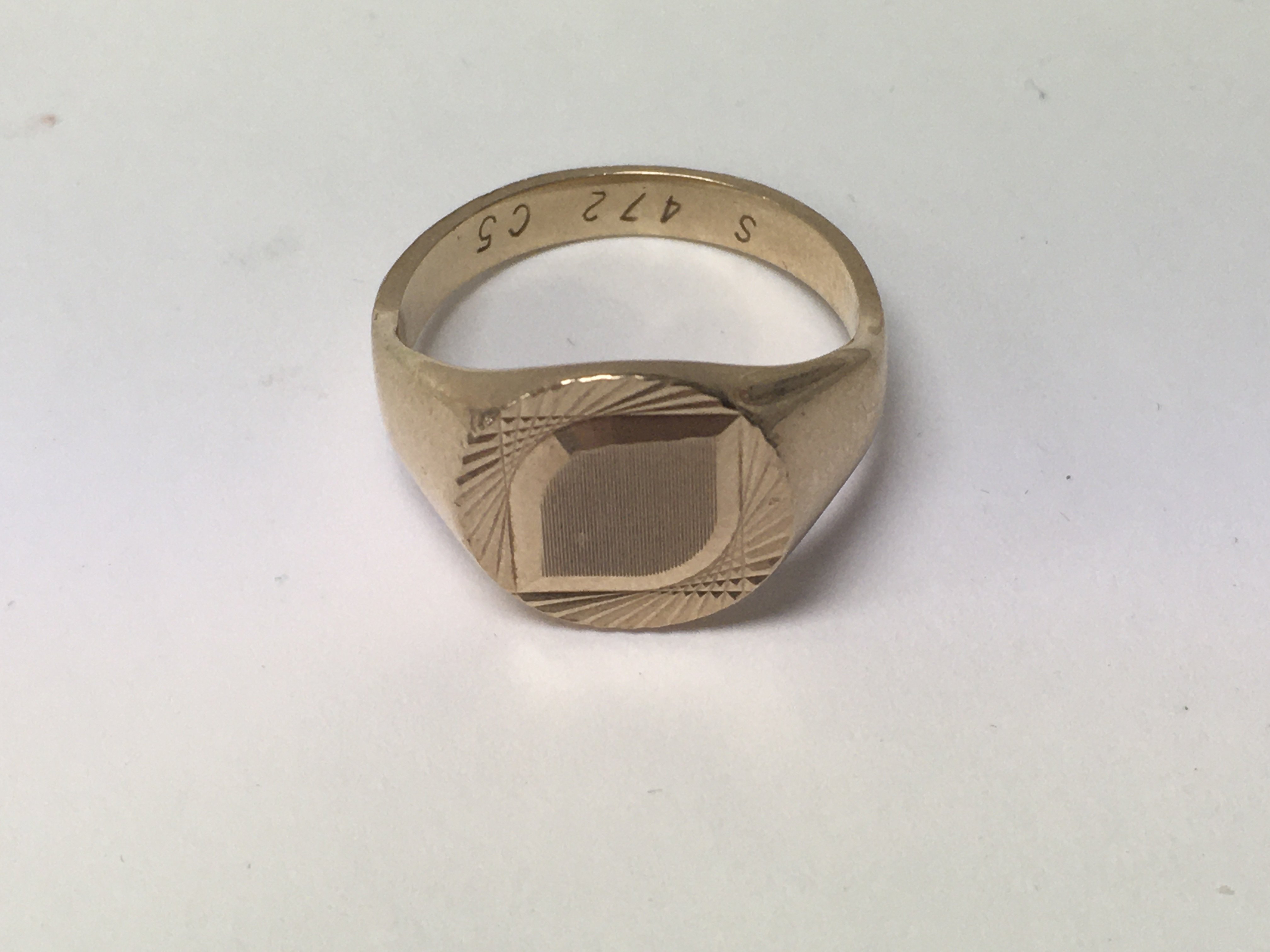 A 9 ct gold gent's ring 7 grams size S .