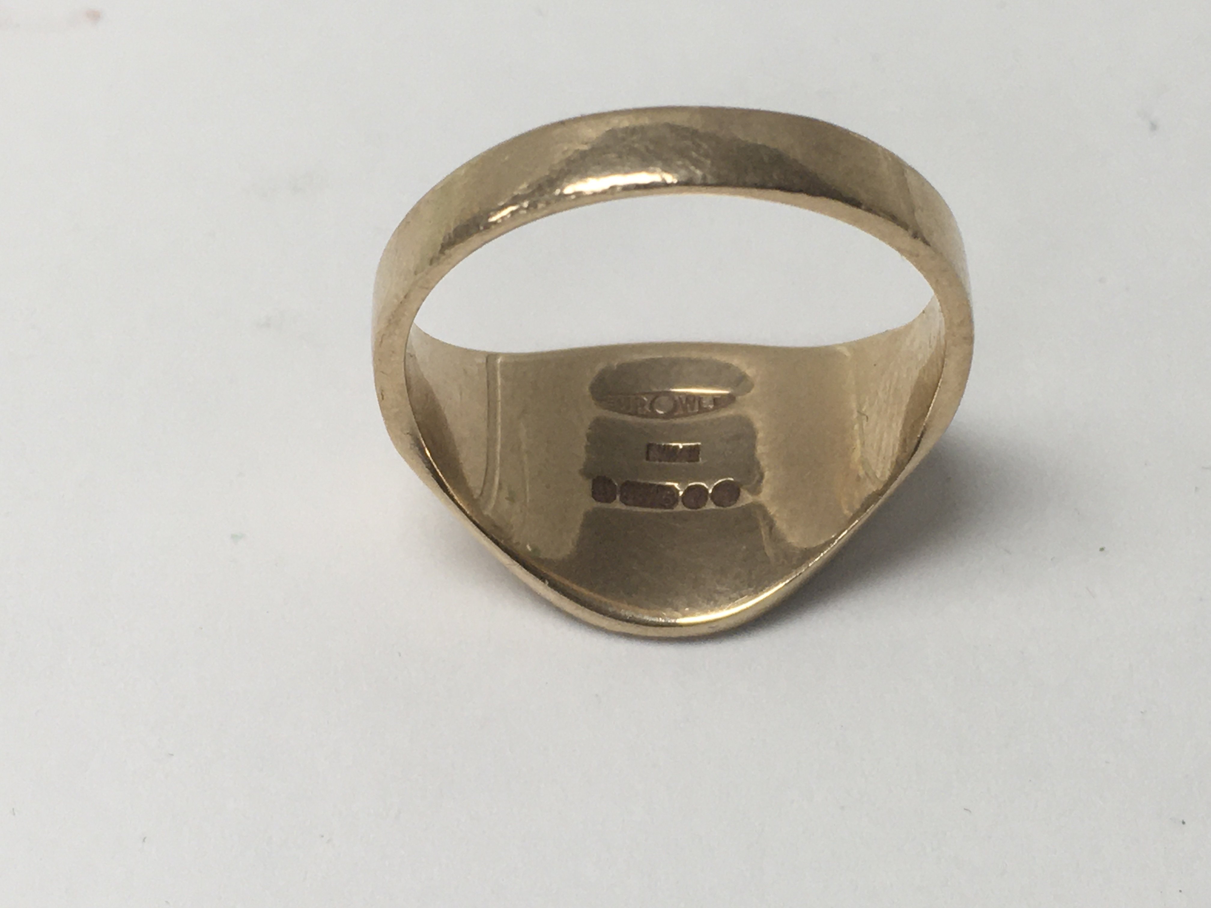 A 9 ct gold gent's ring 7 grams size S . - Image 2 of 2