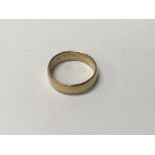 A 18 ct gold wedding band 7 grams .