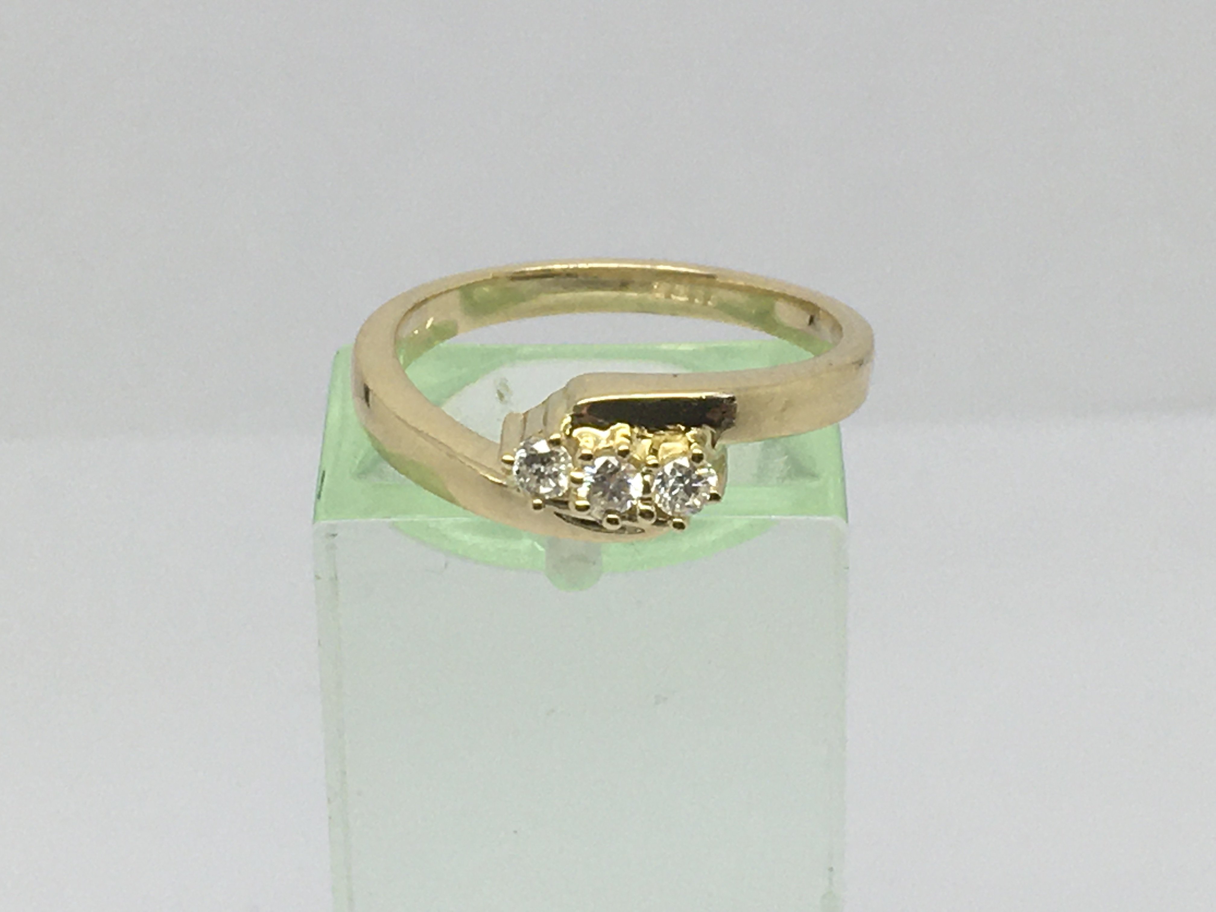 An 18ct gold three stone diamond ring, approx.10ct, approx 4.3g and approx size M.