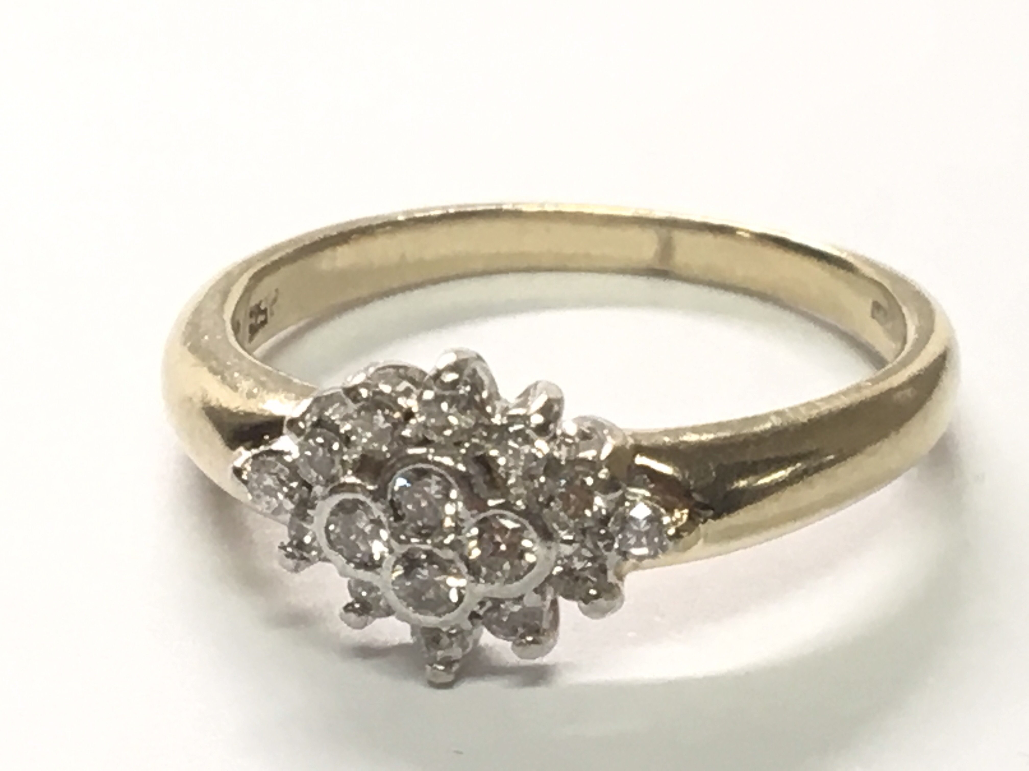 A 9carat gold ring set with a pattern of sixteen brilliant cut diamonds.ring size P.