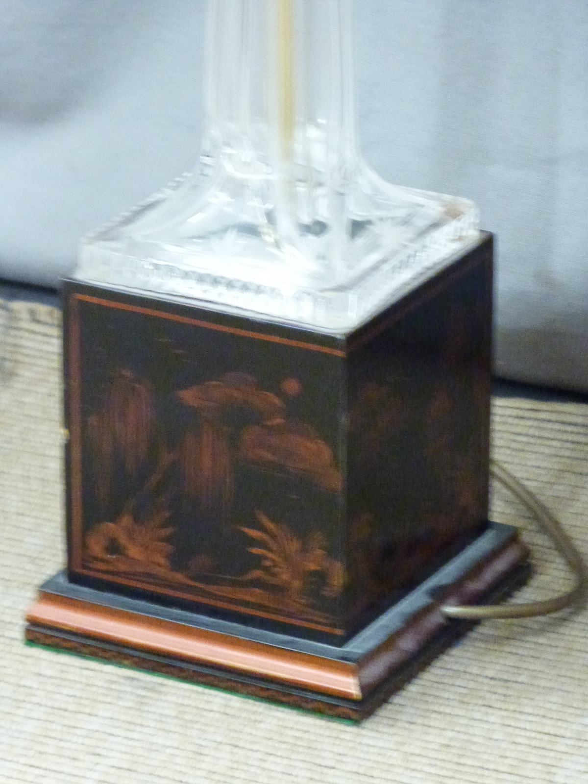 A cut glass table lamp raised on a chinoiserie decorated plinth and another alabaster lamp with swan - Image 2 of 4