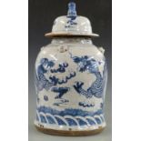 Chinese blue and white jar with dragon decoration and Foo dog finial, 48cm tall