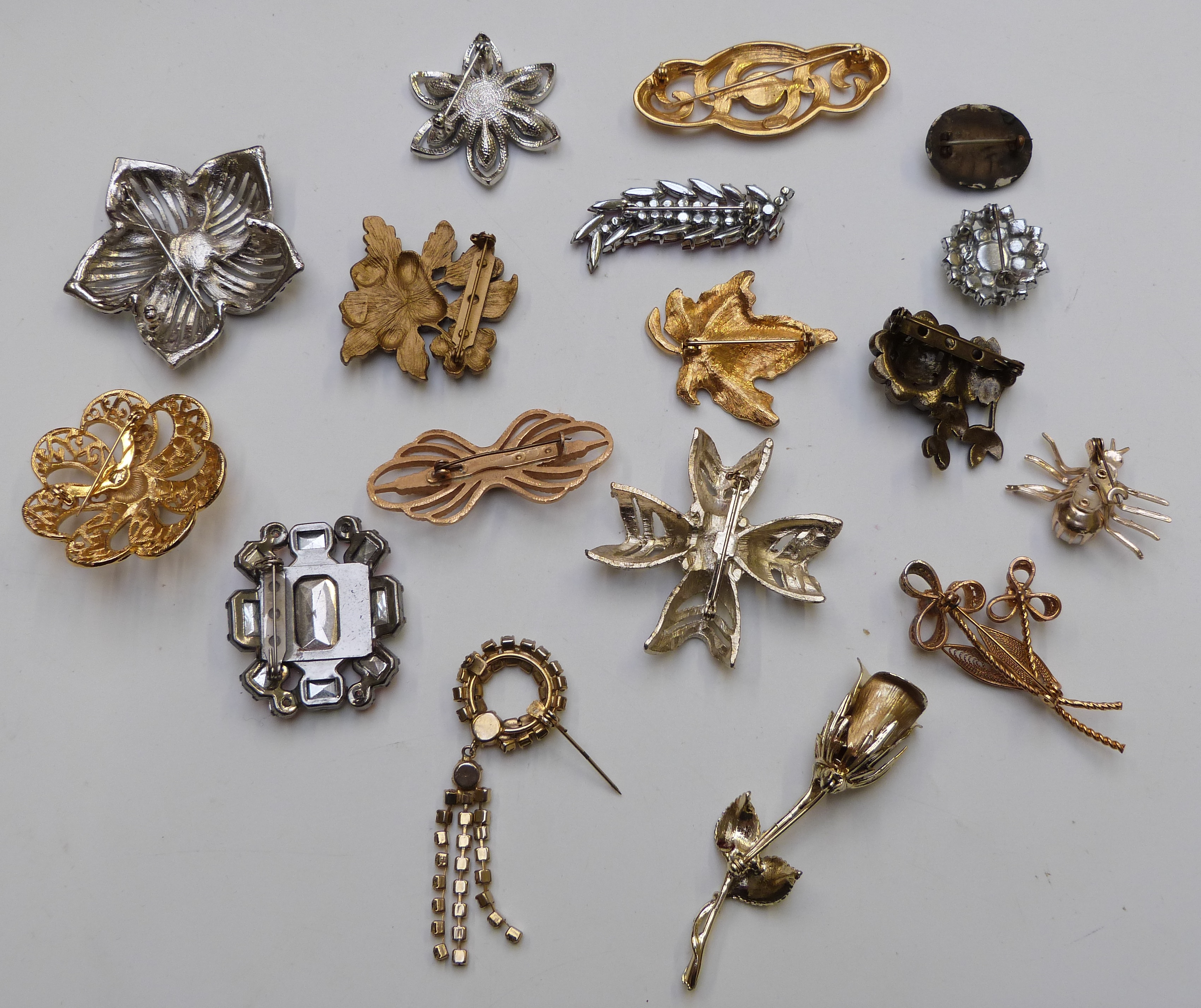 A collection of costume jewellery including rings, vintage earrings including Swarovski and Trifari, - Image 5 of 11