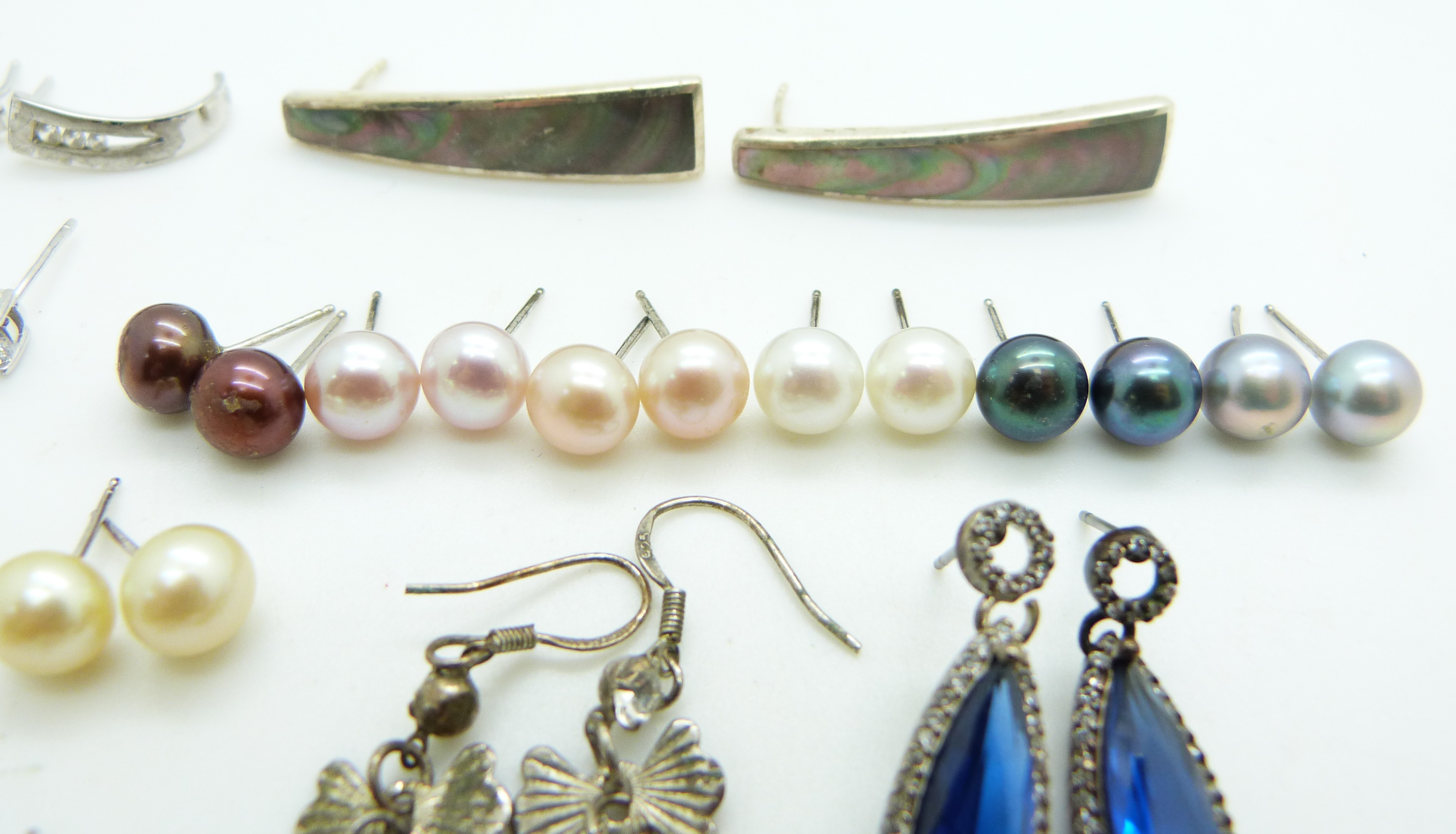 A collection of silver earrings including pearl and cubic zirconia - Image 4 of 5