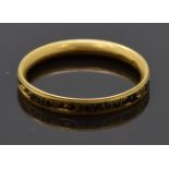 Georgian mourning ring set with black enamel reading "John Hyatt Ob 9th February 1784 at 64", size