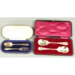 Cased Victorian Goldsmiths & Silversmiths Co. hallmarked silver spoon and fork set, London 1890,