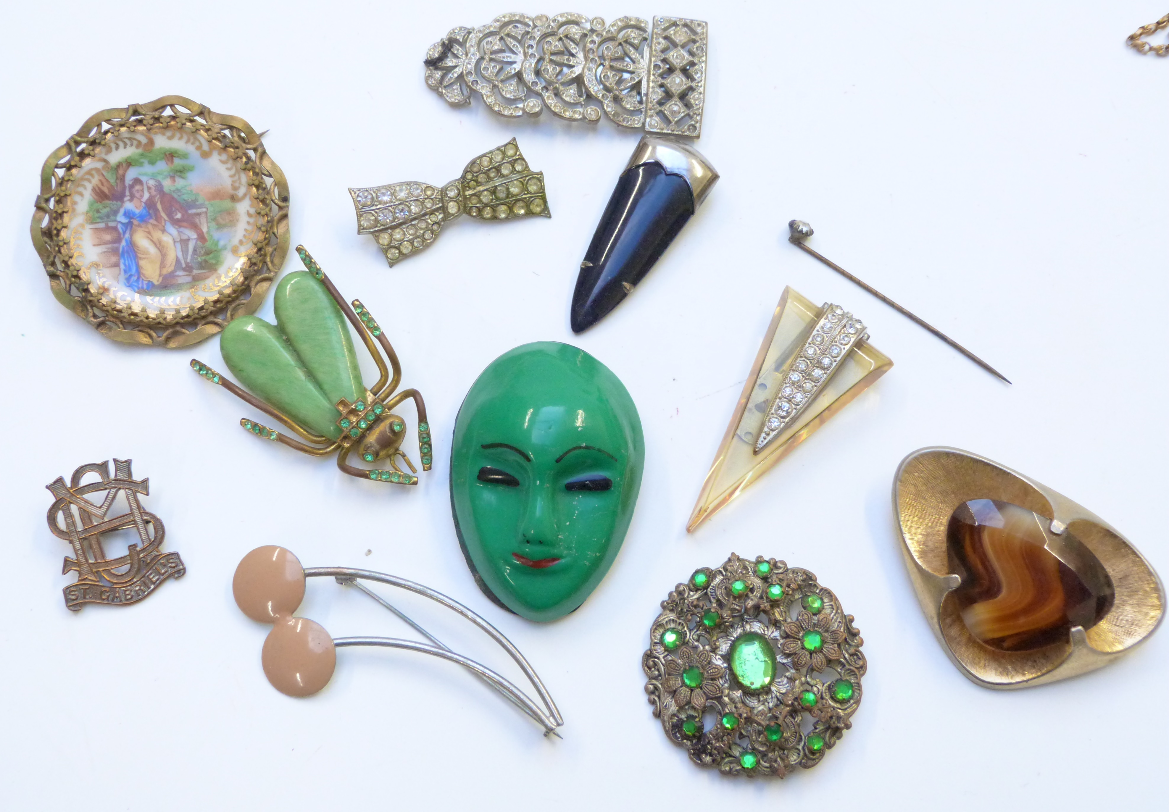 A collection of costume jewellery including beads, brooches, Art Deco clip, Czech fly brooch, etc - Image 4 of 10