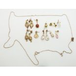 A 9ct gold necklace/ chain, and a collection of 9ct gold earrings (2.9g)