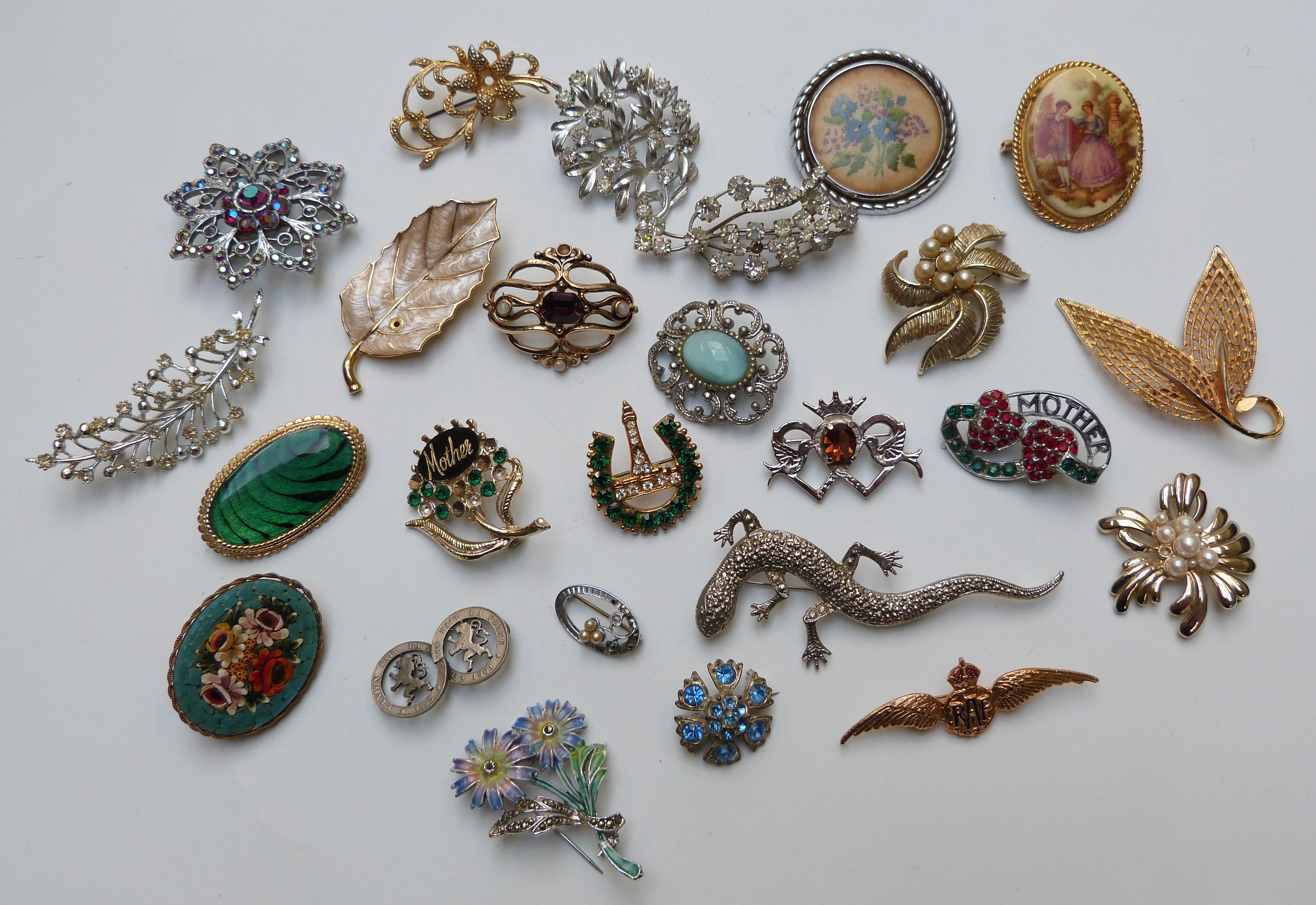 A collection of costume jewellery including Rotary watch, Victorian moonstone, lucite and vintage - Image 10 of 13