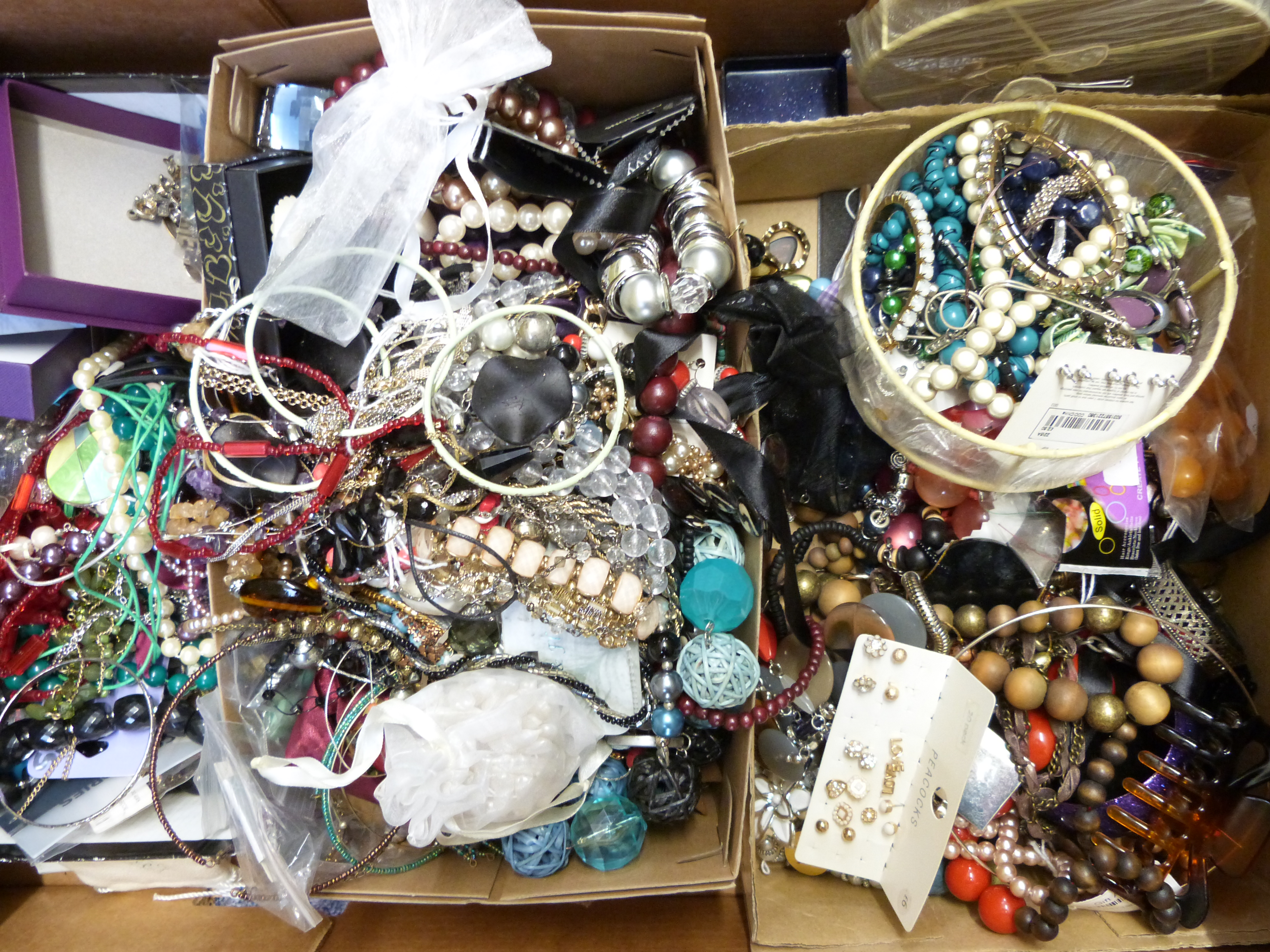 A collection of costume jewellery including turquoise, brooches, amethyst, necklaces, etc - Image 5 of 6