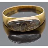Victorian 15ct gold mourning ring set with hair in a glass compartment, size T, 3.26g