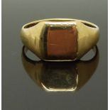 A 9ct gold signet ring, size T, 5.00g