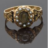 Victorian hallmarked 9ct gold mourning ring set with a glass compartment surrounded by seed