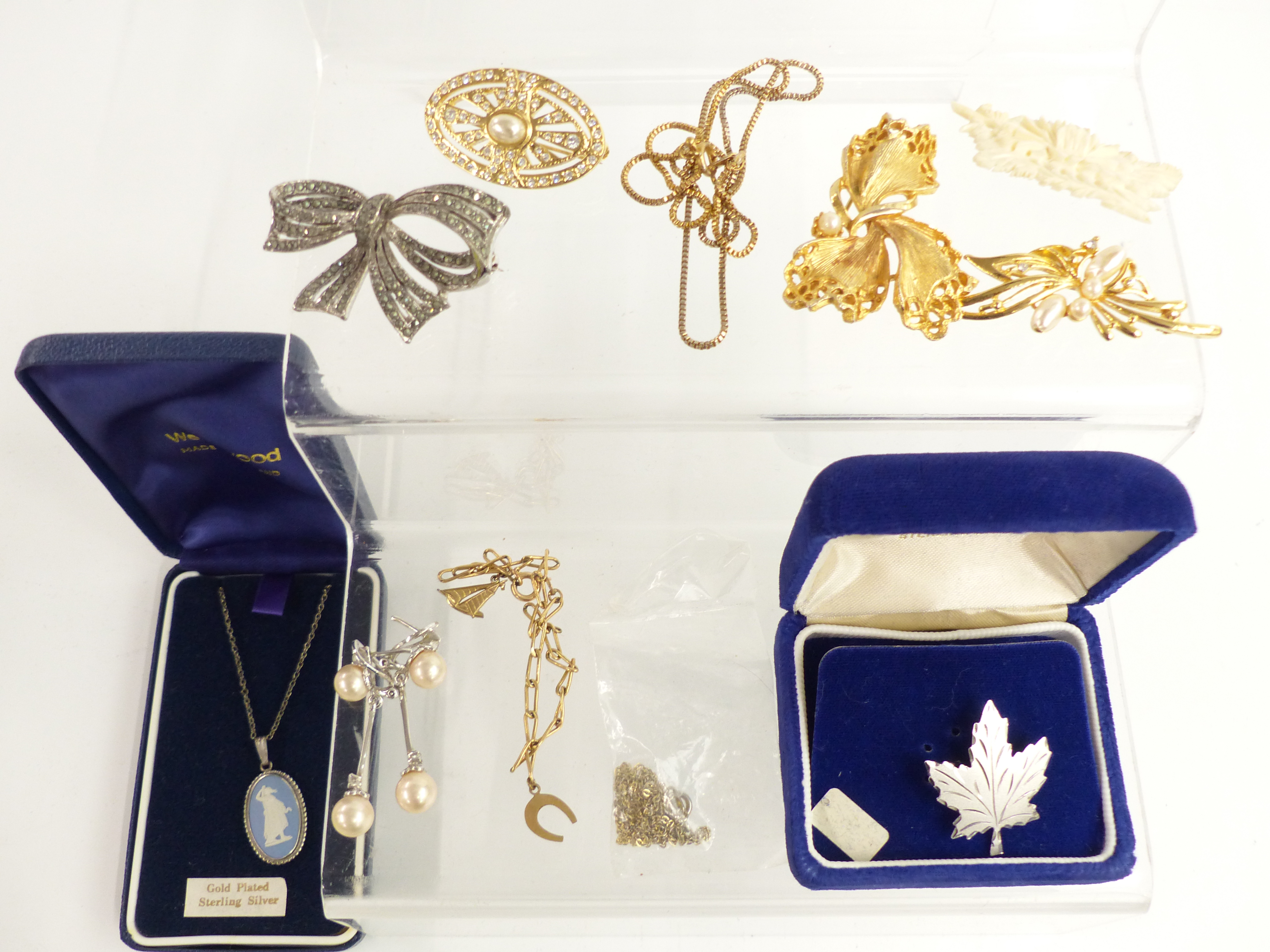 A collection of silver and costume jewellery including silver heart pendant, brooches, Wedgwood - Image 3 of 3