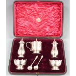 Cased Edward VII hallmarked silver cruet set comprising two peppers, two salts, mustard with green