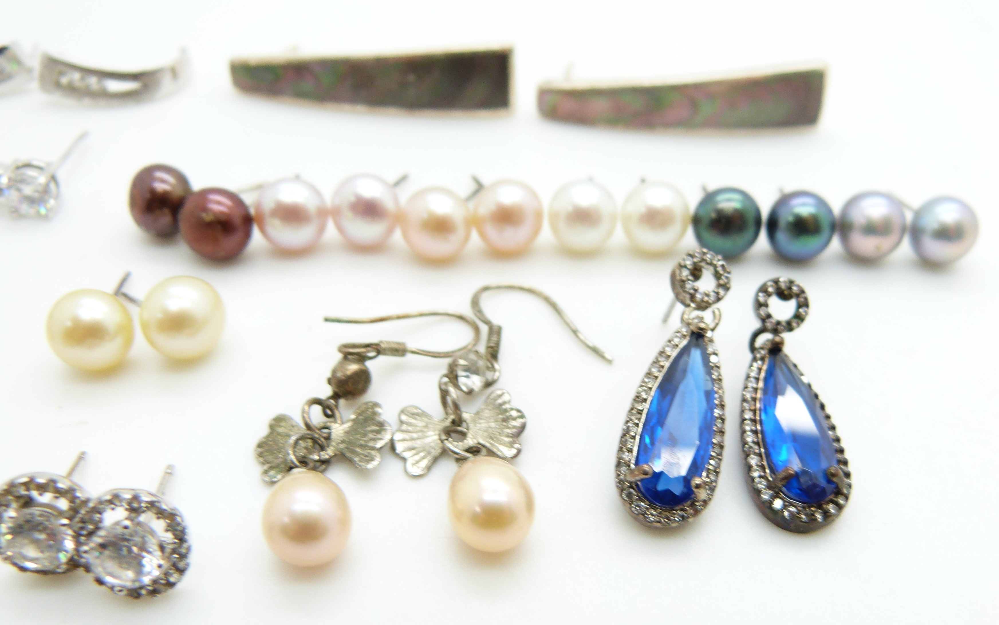 A collection of silver earrings including pearl and cubic zirconia - Image 5 of 5