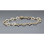 A 9ct gold bracelet made up of heart shaped links, 2.1g