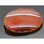 A 9ct gold brooch set with banded agate, 4.2 x 3cm