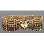 A 9ct gold gate bracelet with heart clasp, 18cm, 18.1g
