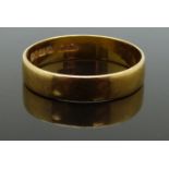 A 22ct gold wedding band/ ring, size T, 3.66g