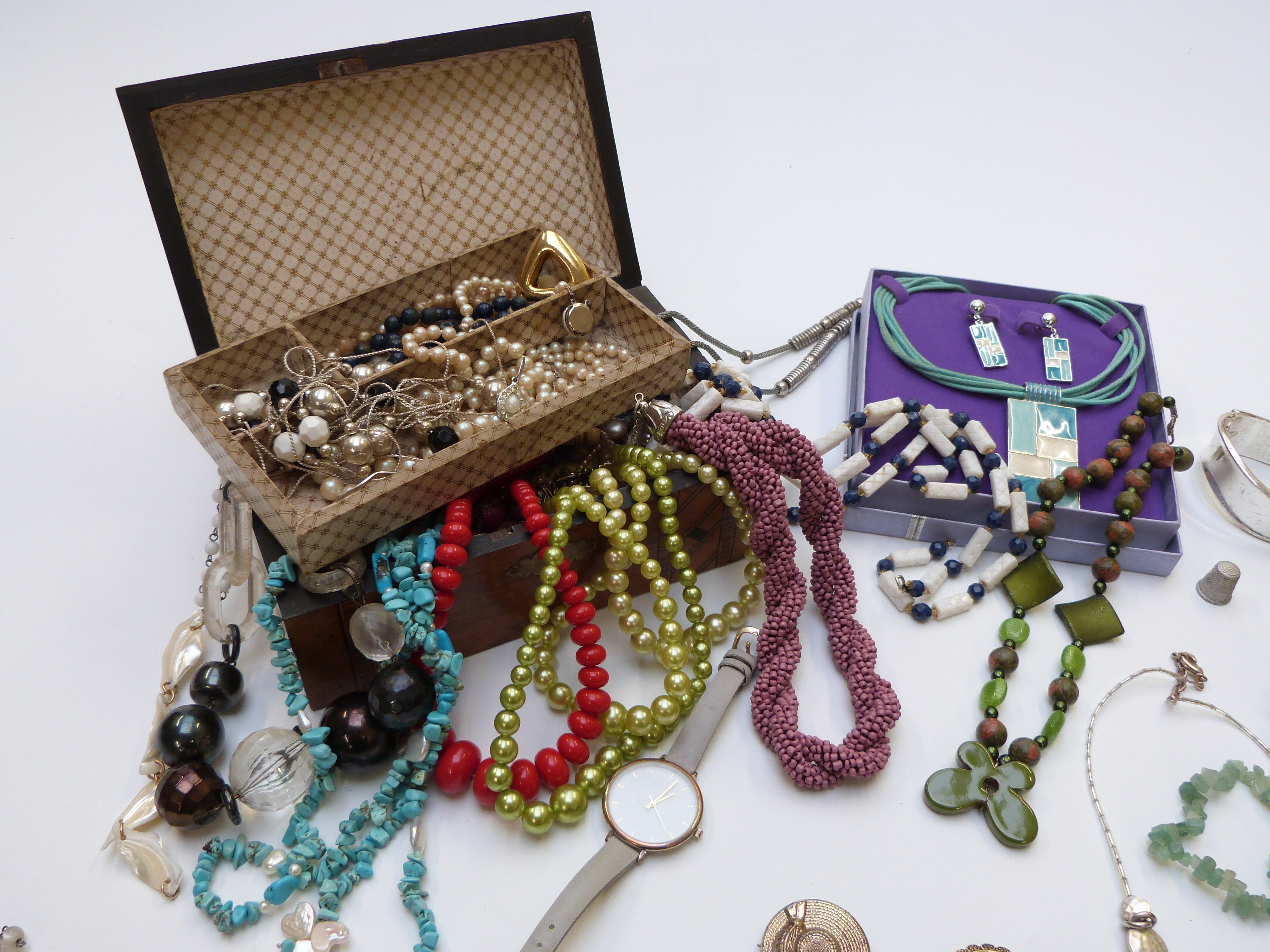 A collection of costume jewellery including turquoise, brooches, amethyst, necklaces, etc - Image 3 of 6